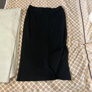 Kjol - kjol, lite öppen vid sidan. Använd några gånger 