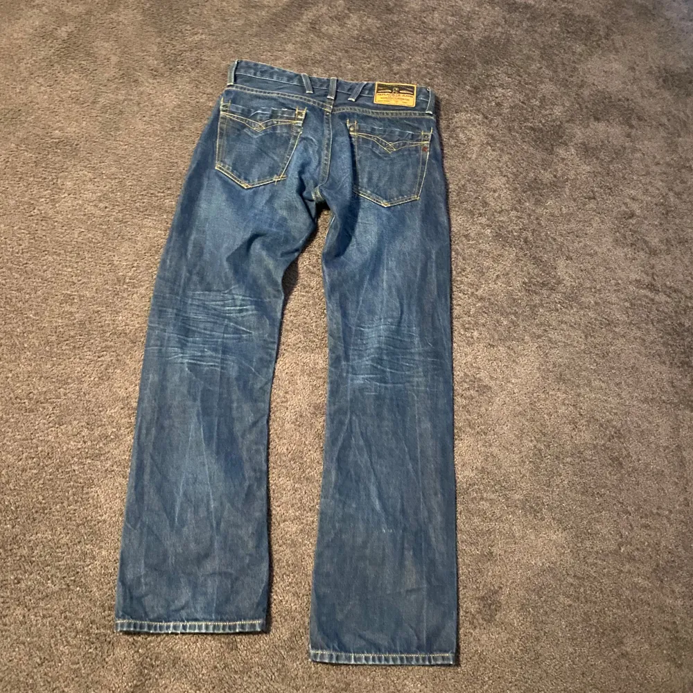 Väldigt fina replay jeans i väldigt bra skick storlek 30/32 men aningen större i storleken. Jeans & Byxor.