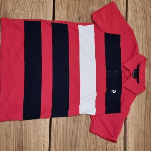 Randig pikétröja från Peak Performance - Säljer min Peak Performance piké då jag inte använder den. Använd max 3 gånger.     Skriv vid minsta intresset och priset är inte hugget i sten! Kolla även in min profil för massa bra märkeskläder!