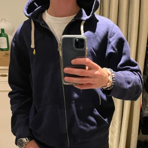 Mörkblå hoodie med dragkedja - Ralph laruen hoodie blå | Skick - 8,5/10 | Size - L | Pris - 599kr | Modellen är ca 182cm lång | Skriv vid frågor eller funderingar!