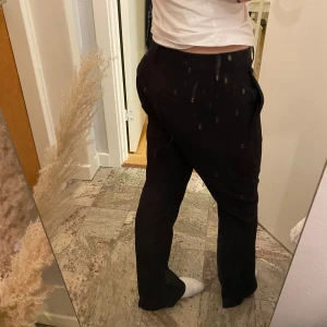 Svarta kostymbyxor  - Svarta kostymbyxor i storlek 38, ifrån bikbok i modellen Vera (lågmidjade) inga täcken på användning🤍obs!!! Det är spegeln som är smutsig