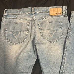 Lågmidjade jeans  - Fina lågmidjade jeans köpta secondhand och var försmå så säljer vidare dom. dom är i bra kvalitet 