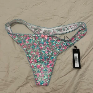 Oanvänd lounge trosor  - Helt oanvänd och inte ens provat! Hygienteipen sitter kvar. Köpte fel storlek och glömde att returnera. Superfina!! Från deras lounge x kulani kinis. 