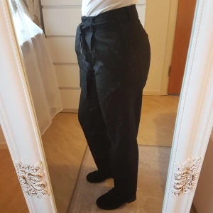Nya, svarta finbyxor - Oanvända/nya utan lapp ~ Bomull/canvas, gylf & knytband i midjan. Fickor fram, fusk bak. Franskt märke. ~ STOR rensning & erbj i min shop ~