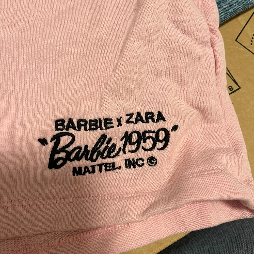 Ett par coola Barbie rosa shorts från zara🧑‍🎤 Shortsen är knappt använda och är i bra skick! . Shorts.