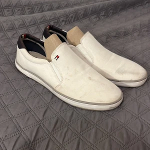 Tommy Hilfigger loafers - Tommy Hilfiger loafers/skor Smutsiga men går att tvätta bort, har abnvänts fåtal gånger🙂