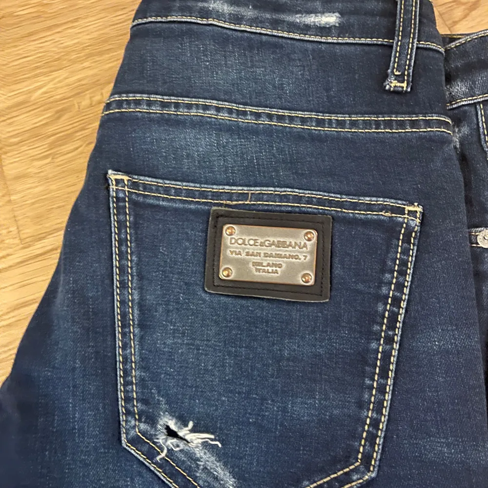 Feta mörkblåa dolce & Gabbana jeans med snygga slitningar. Priset kan diskuteras, skriv gärna om ni har funderingar!. Jeans & Byxor.