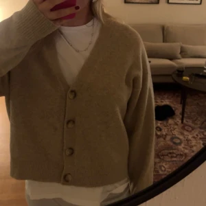 Trendig tröja  - Så fin tröja  Enda är att den är lite nopprig men går att få bort med noppermaskin❣️❣️