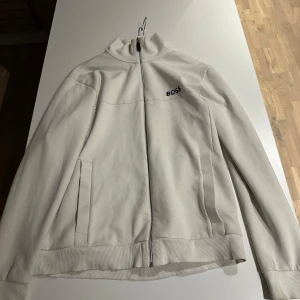 Hugo boss tröja med drag kedja - Bra skick ett hål vid dragkedjan Pris kan diskuteras  Köparen stor för frakten 