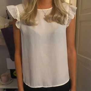 Gullig blus💞 - Jättegullig blus från only! Ny skick.