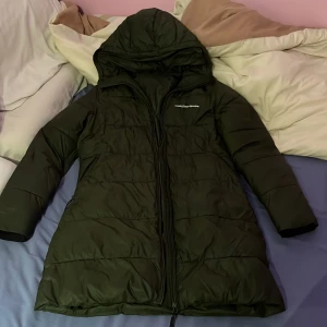 höst- & vinterjacka - Bästa jackan, tål regn, är varm och skön. Ser mysig och skön ut när man bär den medans den håller sig varm! Passar män och kvinnor, s och M