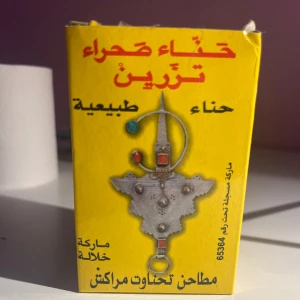 Henna + idawarg hår mist - Äkta henna köpt i marknad i marocko! Använder bland annat till att göra henna fräknar, så så fint och gulligt!