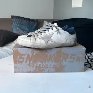 Tja! Säljer ett par skit feta golden goose med Navy blue häl och som är sjukt bekväma och feta !  Säljer för jag  samlat på mig för mycket skor helt enkelt!  Skorna är storlek 43 hör av er vid frågor tveka inte 😉