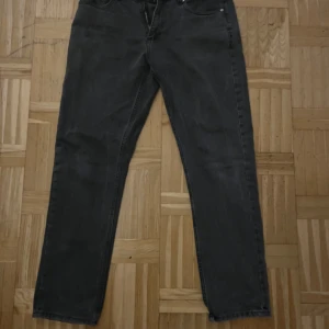 Lindbergh jeans - Skick 10/10 bara ändrat på knappen men funkar som nytt. W32 L32. Loose fit. 