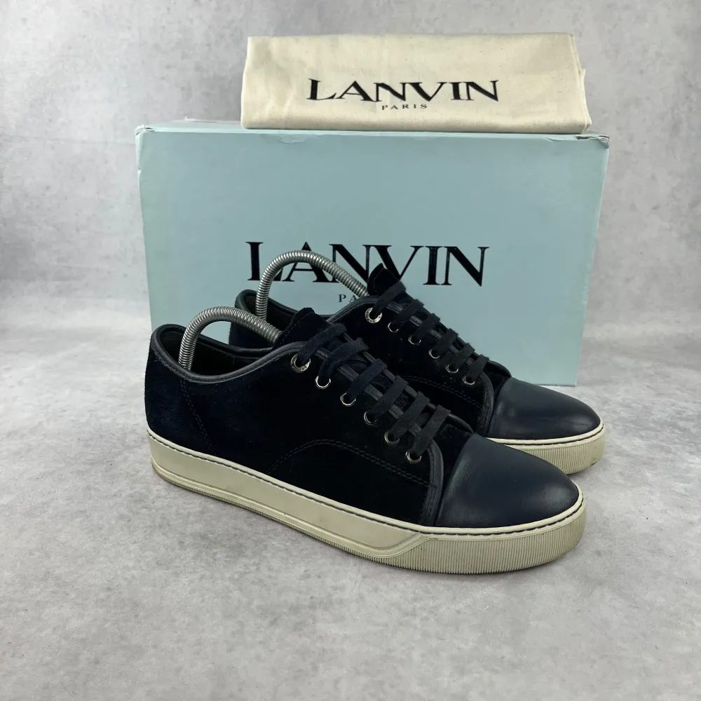 Lanvin captoe sneaker  –  Skick: 8/10  –  Storlek: 40/UK6  –  Tillbehör: Box & dustbag  –  Nypris: 5200 kr  Denna modell är stor i storlek och vi rekommenderar att gå ner en storlek. Skor.