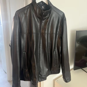 Vintage skinnjacka - Köpt i en vintage-butik. Har ett hål vid kragen som gör att jag säljer den väldigt billigt. Går säkert att laga.