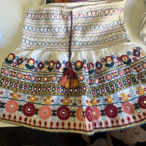 Zara kjol - Säljer den här fina zara kjolen. Storlek S. Väldigt bra skick. Pris kan diskuteras 