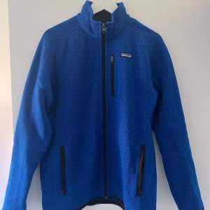 Säljer en Patagonia ”Better sweater jacket” i storlek M. Använd fåtal gånger, väldigt bra skick. Nypris 1699kr.