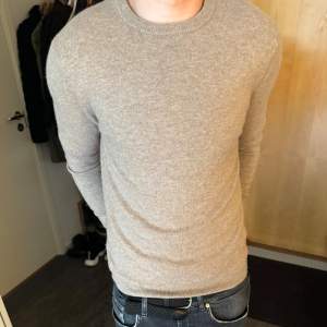 Beige kashmir crewneck från john henric, storlek S, modellen är 176cm och väger 66kg🙌. Nypris: 2200kr Mitt pris: 799kr‼️