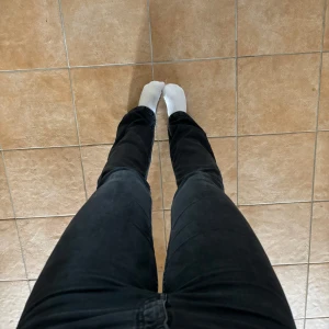 Svarta Bootcut Jeans  - Säljer svarta bootcut jeans från Kappahl, sköna och fin passform. Säljer då de är lite små för mig som är 174 cm. Storlek 36