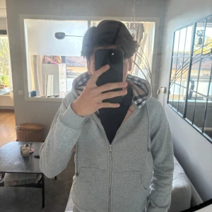 Grå Burberry zip - En snygg grå burburry zip hoodie, priset är inte hugget i sten och va inte rädd för att ställa frågor svarar så fort jag kan, S-M