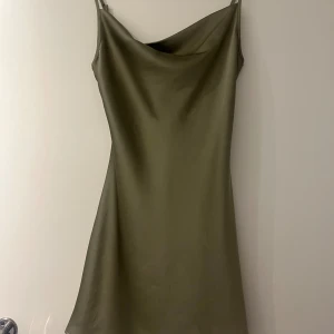 Mörkgrön satinklänning - Mörkgrön kort klänning i satin
