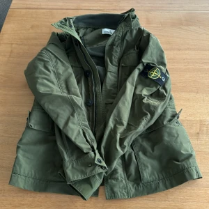 Stone island jacka🔥 - Säljer min Stone island jacka. Nypris 4000 knappt använd, bra skick inga skador på den.