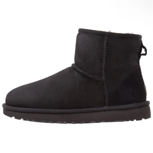 Äkta uggs  - Köpt förra vintern för 2195 kr. Väldigt bra skick och inga skador. Skriv vid fler frågor eller funderingar. 