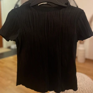 Svart Topp  - Enkel svart tröja som kan användas till vilken klädsel som helt.