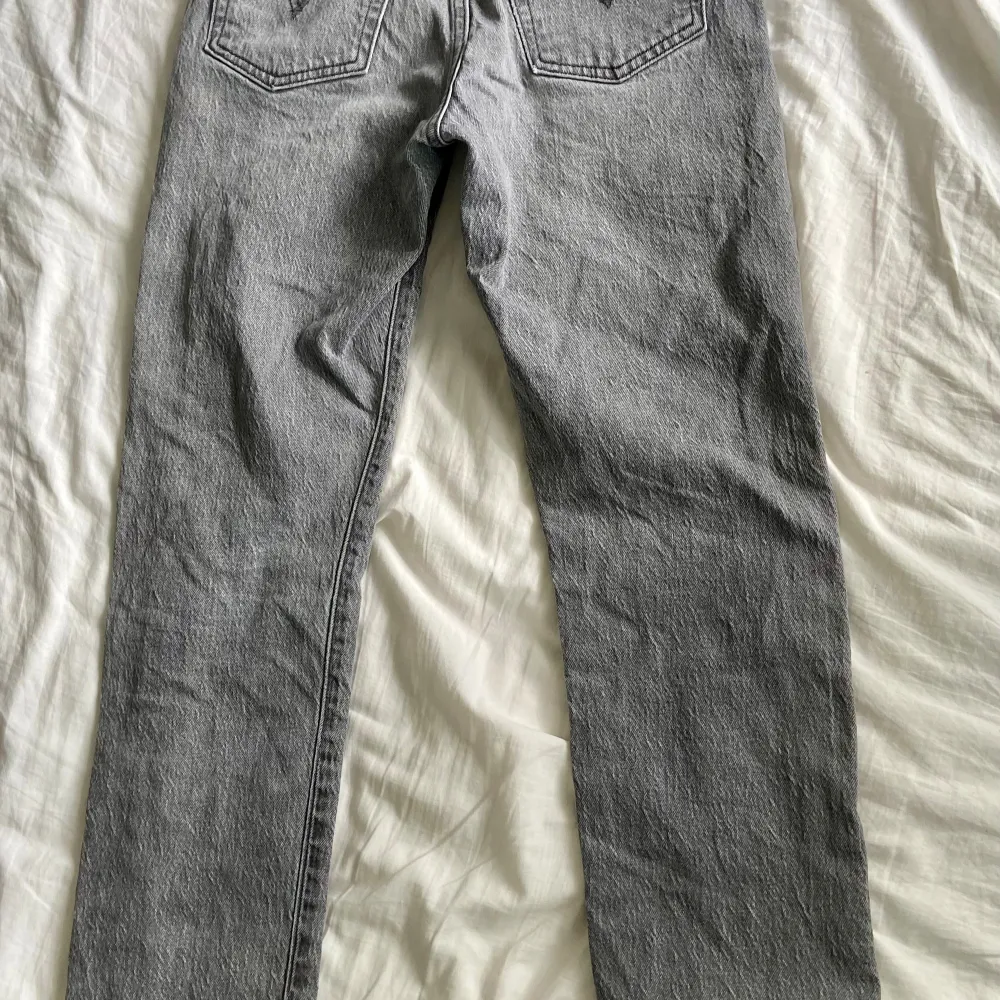 Grå levis jeans bra skick väldigt svagt missfärgat vid knäna synd knappt. Jeans & Byxor.