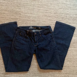 Lågmidjade jeans - Säljer dessa jeans då de inte passar längre! Super fina och i jättebra skick 💗💗 hör av dig om du har några frågor!!
