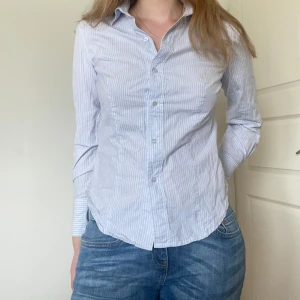 Figursydd skjorta  - Fin figursydd skjorta. Skriv privat för frågor eller flera bilder 💗  Längd 60 cm Bredd 45 cm