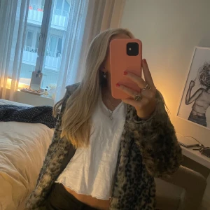 Leopard jacka - Så sjukt snygg leopard jacka från hm divided som är så bra och så mysig nu till hösten! Använd gärna ”köp nu” funktionen🩵 står inte storlek men skulle gissa på xs-s