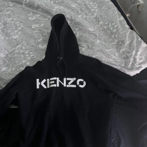 kenzo hoodie - Storlek M, den är använd i nyskick, nypris ligger på 3200kr 