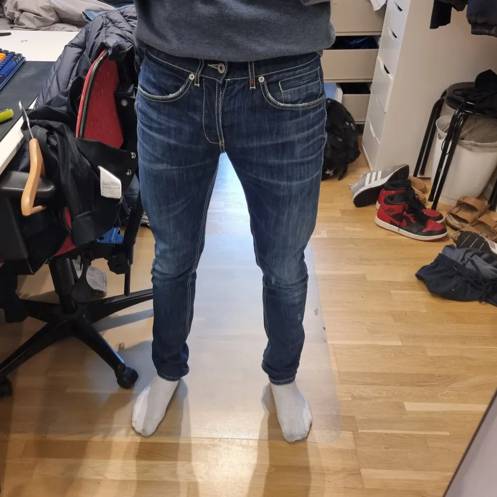 Goa dondup george 31 i mörkblå, jävligt fet tvätt. Toppenskick utan defekter. Modellen är 183 och väger ca 65.  Vid frågår eller fler bilder är det bara att skriva //Kba_Closet. Jeans & Byxor.