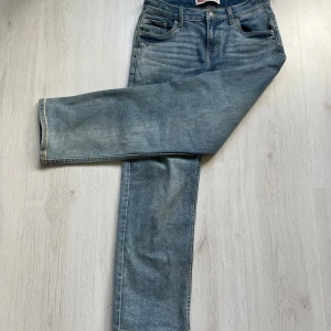 Levis jeans - Riktigt bra skick då dom knappas används. Storlek 170-176  Passform: loos taper