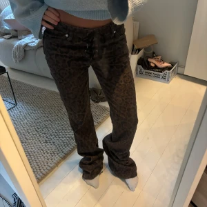 Leopard jeans  - Jeans med leopard print och snörning i mitten så fin detalj 🐆köpta vintage i Paris för 1500kr