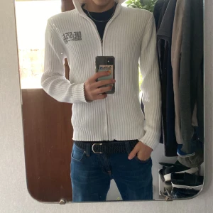 Stickad zip - Rikgit fet full zip ifrån Jack & Jones i väldigt bra skick utan några defekter eller tecken på användning alls Skick 9/10 Jag är 185cm och 68kg Skriv vid minsta fråga eller fundering🔥