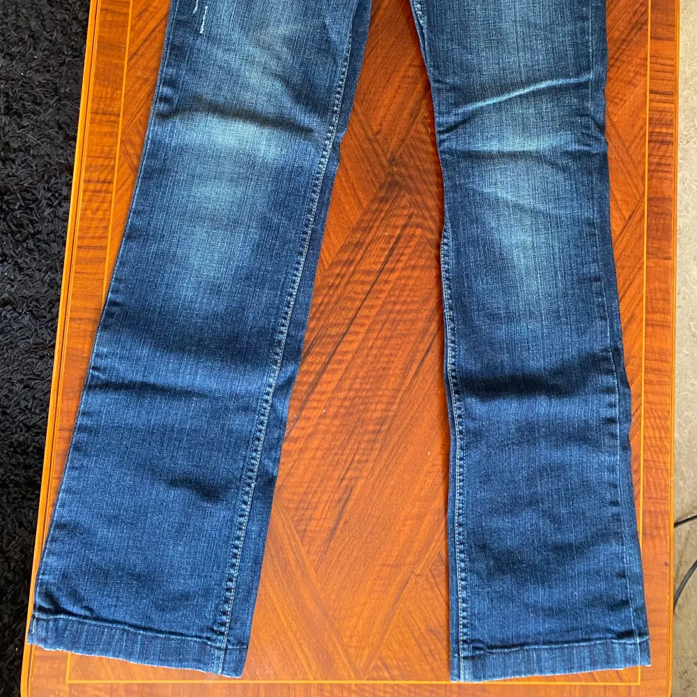 Levi’s 808 jeans i superskick från 80-90 talet. Low waist bootcut i fin mörkblå färg med repade detaljer.  Står ej storlek men har mätt ungefär: Höft ca 75cm  Höft rakt ner till foten ca 103cm. Jeans & Byxor.