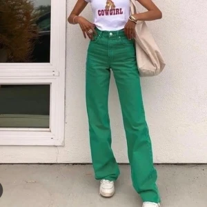 Gröna zara jeans - Superfina högmidjade, gröna jeans från zara som är sparsamt använda☺️