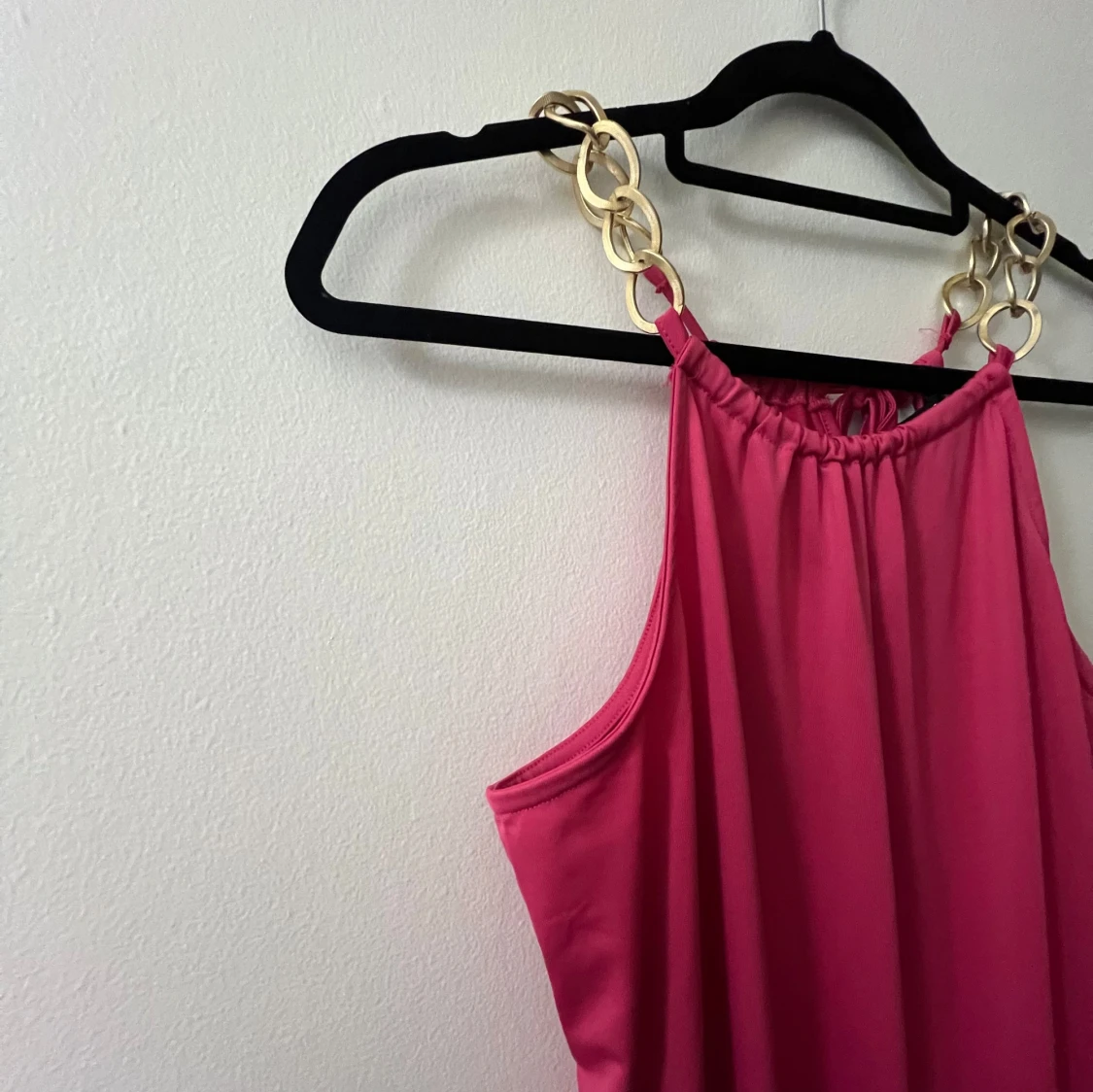 Rosa jumpsuit med kedjedetaljer - 92