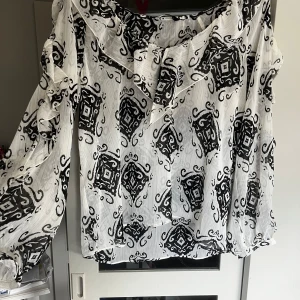 Zara blus - Så fin långärmad zara blus med mönster, aldrig använd! Alltså jättebra skick, pris kan diskuteras utifrån intresset💕