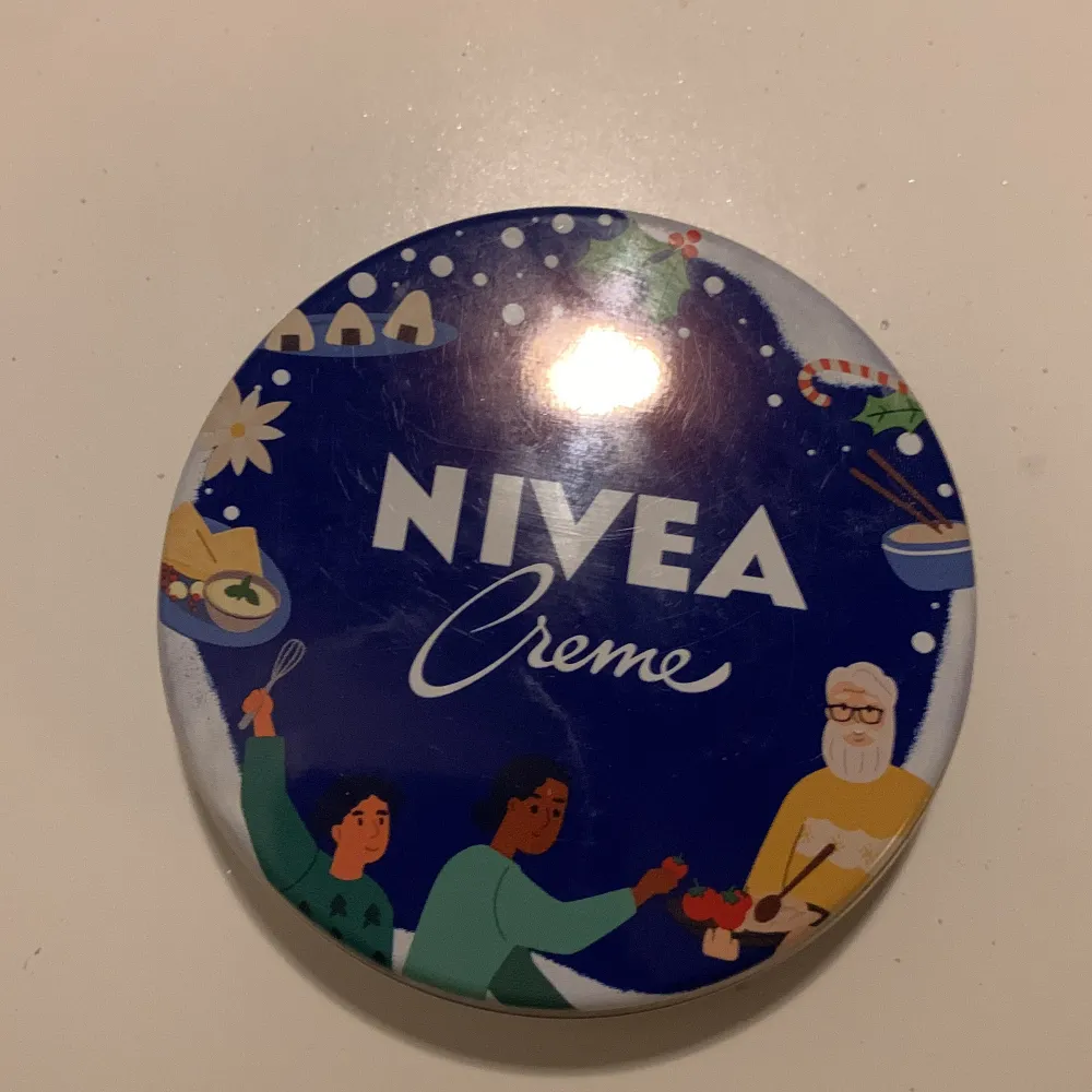 Säljer en klassisk Nivea Creme. Perfekt för att hålla huden mjuk och återfuktad under kalla dagar. Burken innehåller 75 ml av krämen och så är den oanvänd!. Skönhet.