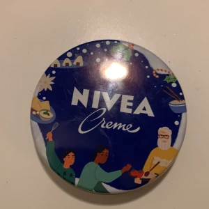 Nivea Creme - Säljer en klassisk Nivea Creme. Perfekt för att hålla huden mjuk och återfuktad under kalla dagar. Burken innehåller 75 ml av krämen och så är den oanvänd!