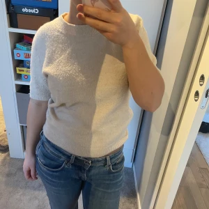 Stickad trekvartsärmad t shirt - Fin stickad tröja. Storleken passar både xs och s.