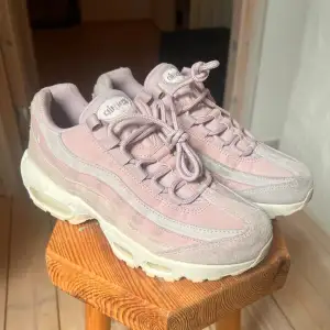 Säljer mina air max 95 då de ej passade, 8/10 condtion. Kommer utan låda!