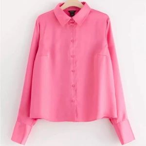 Rosa skjorta med knappar - Säljer en superfin rosa satin skjorta i storlek XS. Den har långa ärmar och knappar hela vägen fram. Perfekt för både vardag och fest! 💖Köpt från lindex, nypris: 399kr