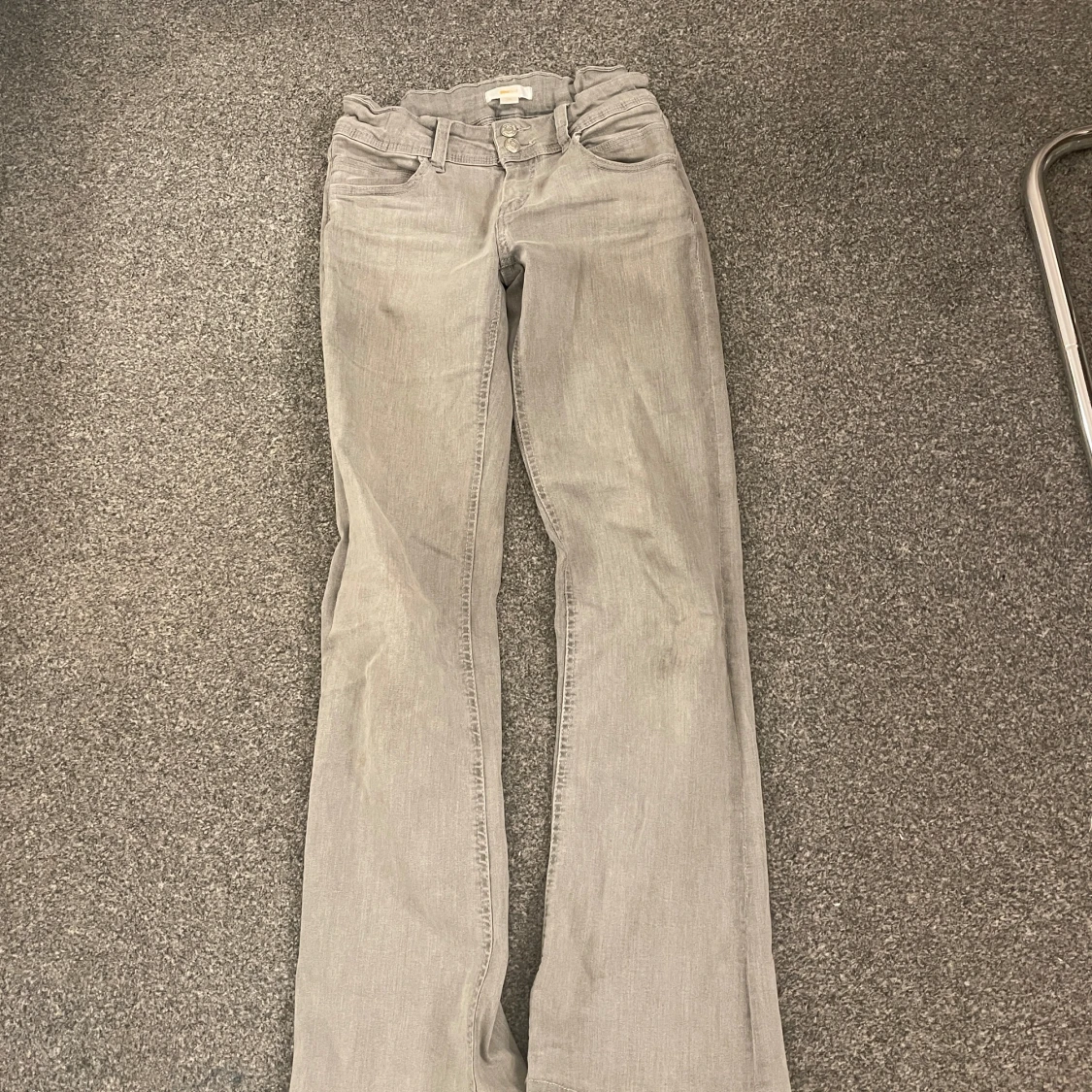 Grå bootcut jeans - 90