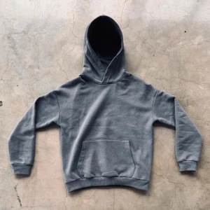 Hoodie  - En stört skön och snygg hoodie!🎉🎉🔥 Den passar storlek XXS!🥳💯 Den är i mycket bra skick!🥳 (använd 3 gånger)🤩🎉 De är 💯 den skönaste hoodien jag haft på mig!!🥳🔥 Vid minsta fundering så är det bara att kontakta mig!!🎉🥳🔥