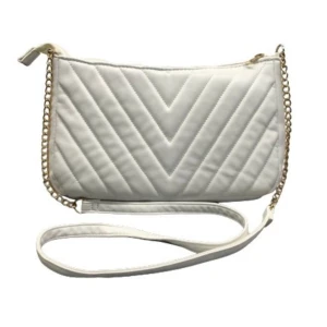 Vit quiltad axelväska från Glitter - Säljer en superfin vit axelväska från Glitter. Den är quiltad med ett snyggt mönster och har en kedjedetalj i guld på axelremmen. Väskan har en dragkedja upptill för säker förvaring. Perfekt för både vardag och fest!